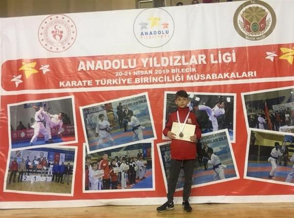 Anadolu Yıldızlar Ligi Karate Türkiye Birinciliği Yarışmasında Öğrencimiz Saner Yiğit Algan  Türkiye 3.sü oldu.